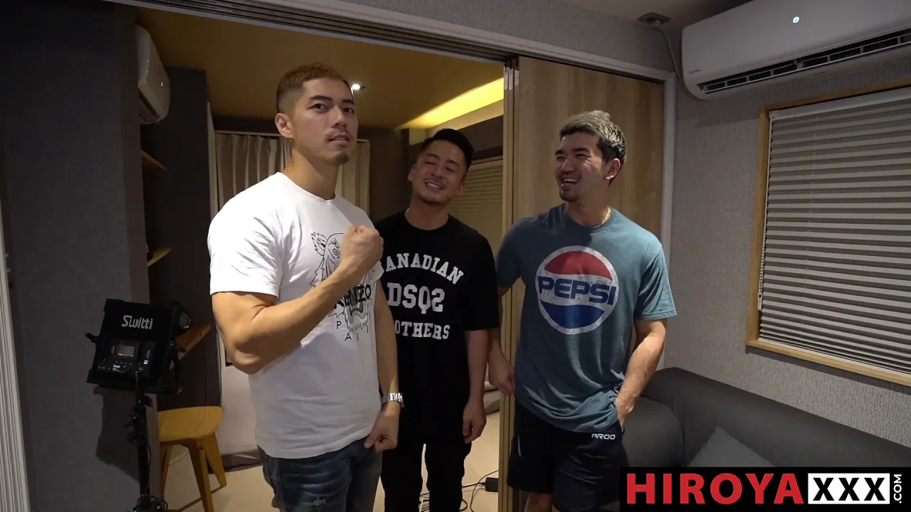 Hiroya blows and rides Daniel's big Asian cock bareback in their first hookup