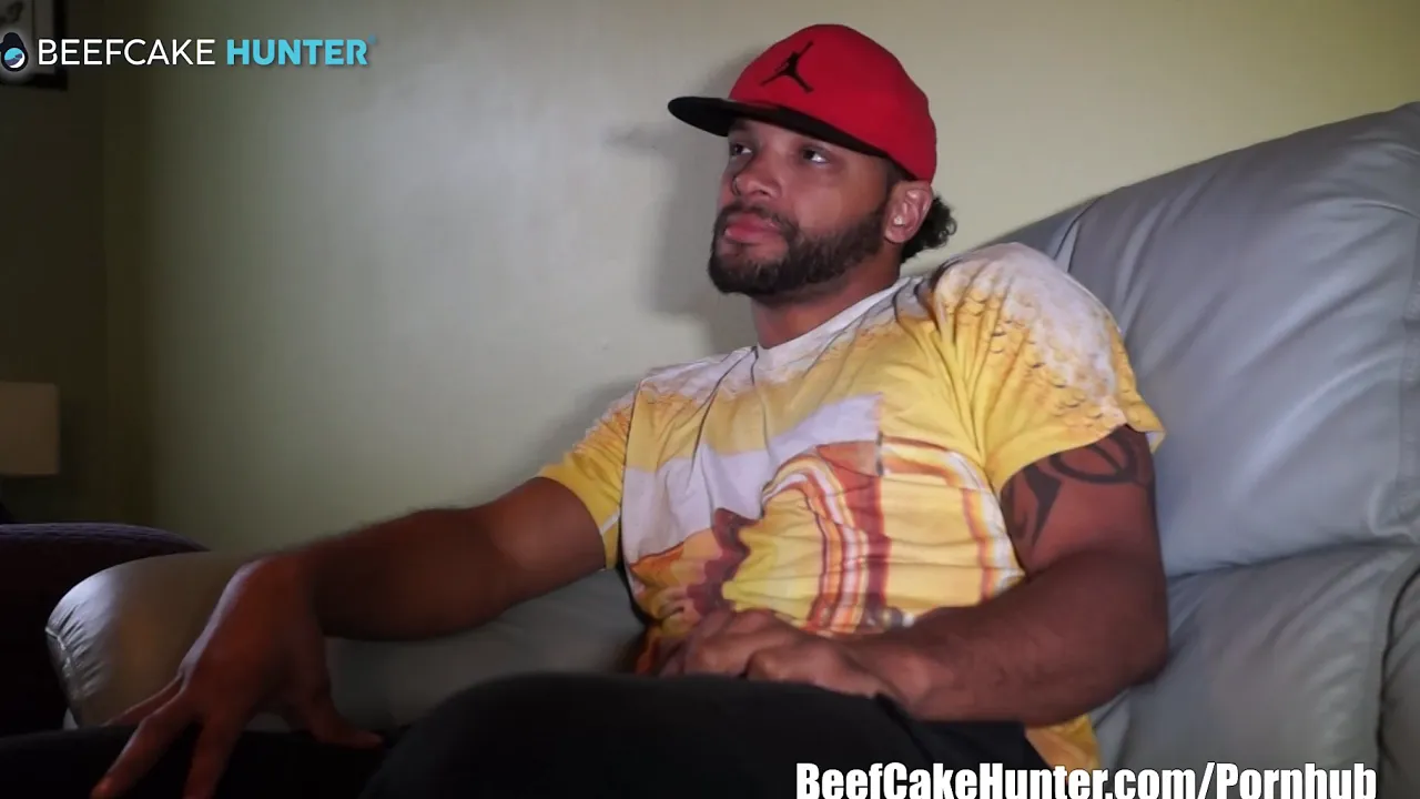 Straight tattooed guy Jay gets a quick blowjob and cumshot from his married gay