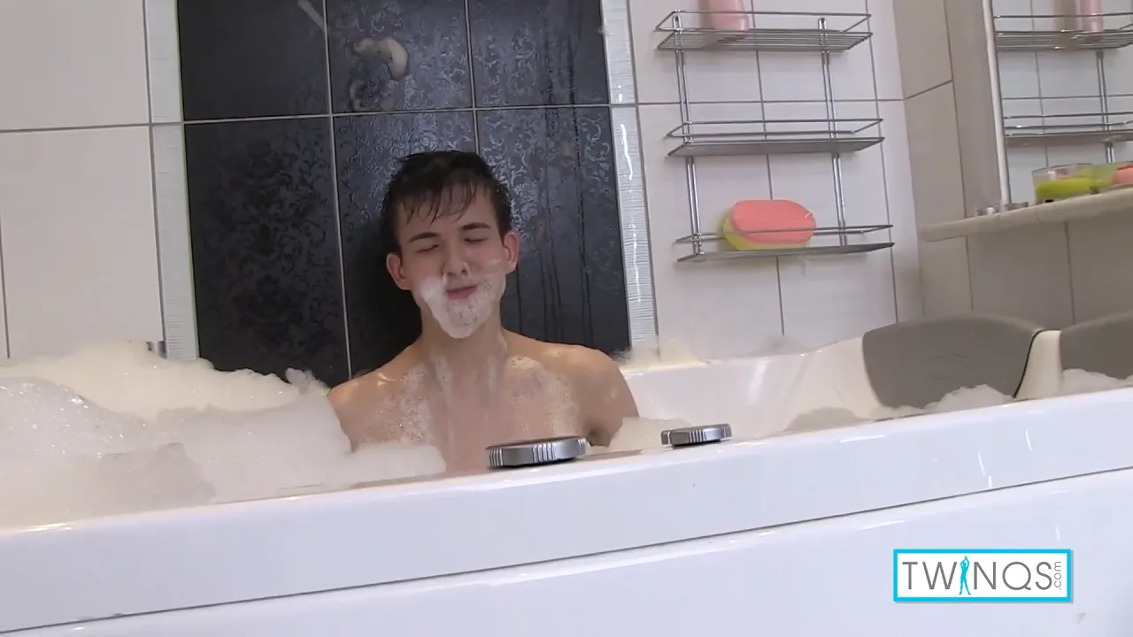 Twink Xander H masturbates and cums on his big cock