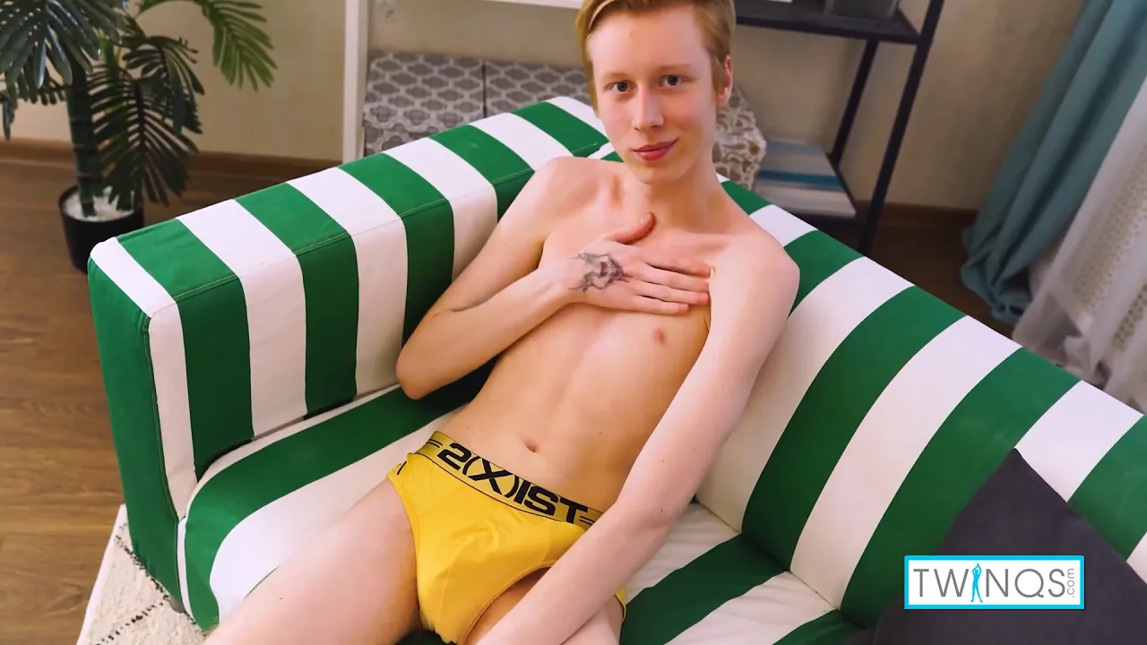 Gay twink Richard Baxter masturbates and jerks off his juicy cock