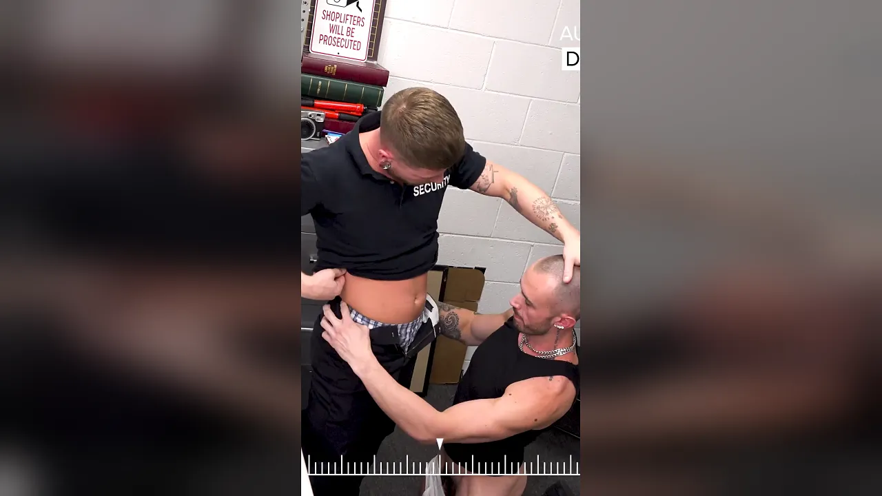 Gay bareback fuck between Colt Spence and Phoenix Leo