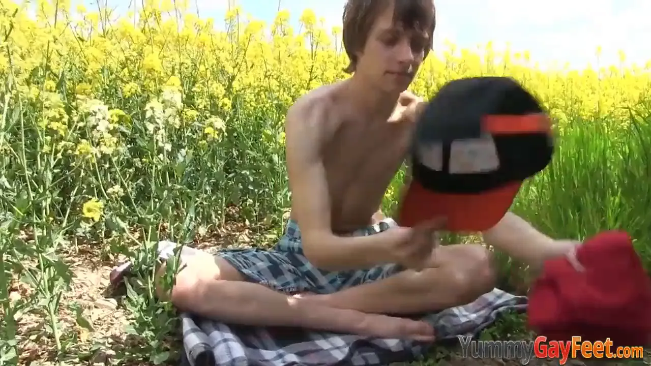 Twink solo masturbation and cum shot outdoors