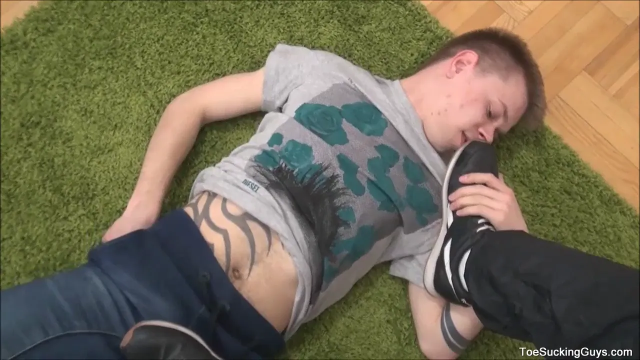 Two amateur twinks worship each other's feet and suck toes in a gay fetish scene