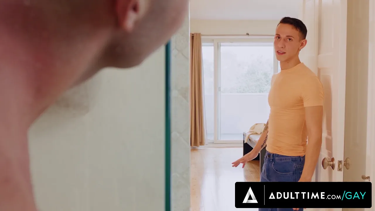 Muscle Latino lucca mazzi catches twink stepbro irez jerking off to him in shower