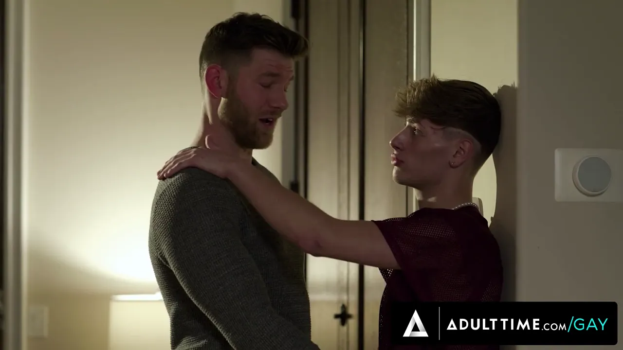 Heteroflexible twink Cyrus Stark and older hunk boyfriend Caden Jackson have anal sex in