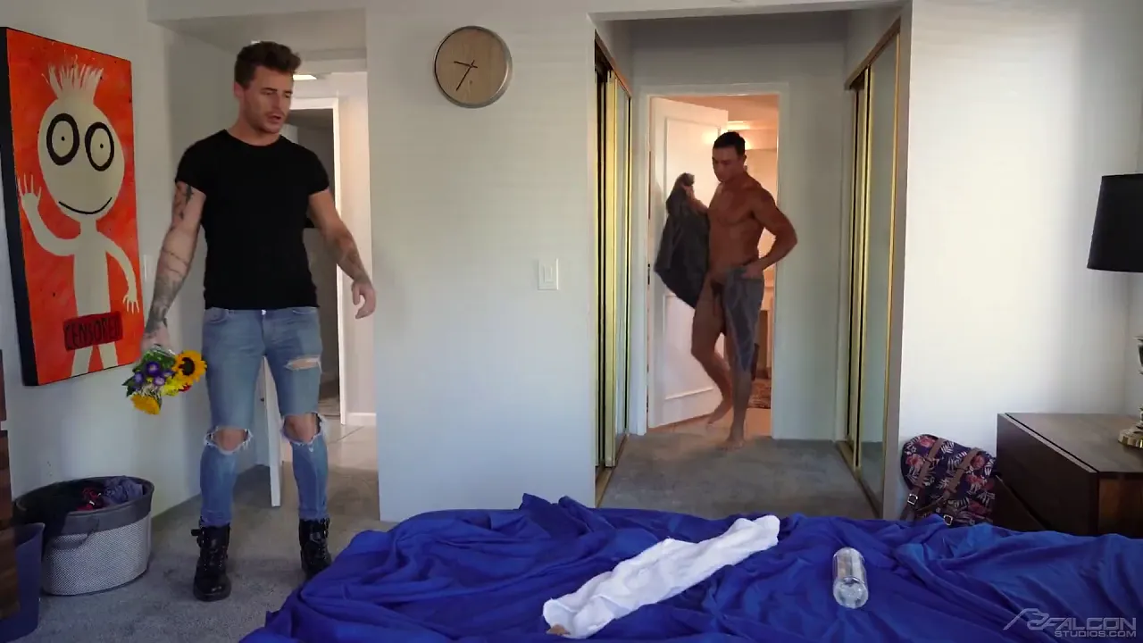 Cade Maddox power-fucks Ryan's muscular holes in bareback gay scene