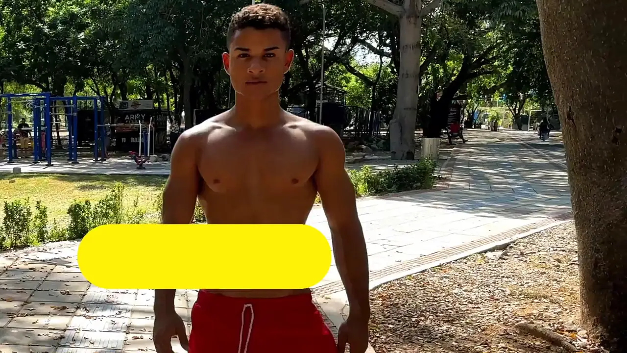 Straight muscle guy Beisel Prixe masturbates with his uncut cock