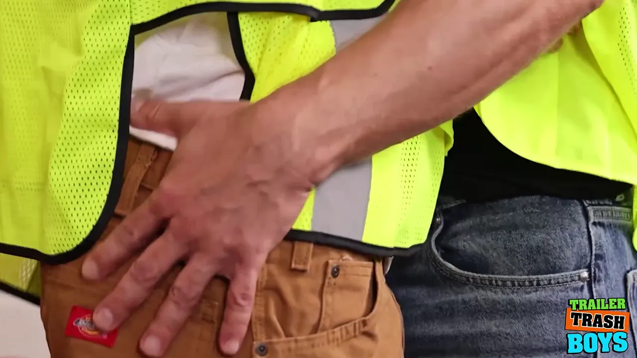 Muscular gay hunks Oliver Carter and Alex Kof have bareback sex with big dicks