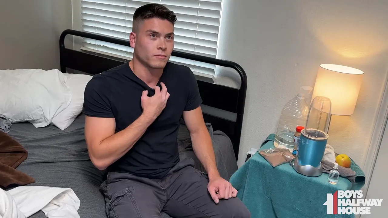 Gay bareback jock gets his hole stretched by Big Dick Pierce until he cums
