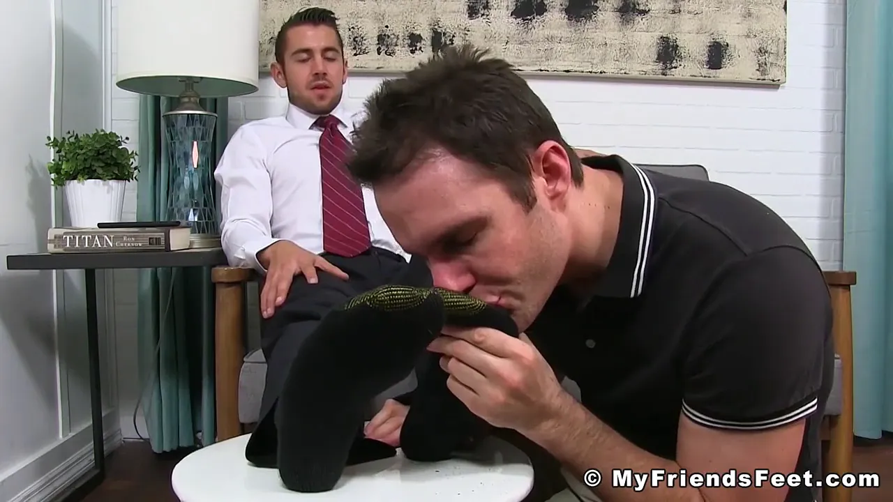 Gay jock Dante Colle licks and sucks his lover's trimmed feet before cumming