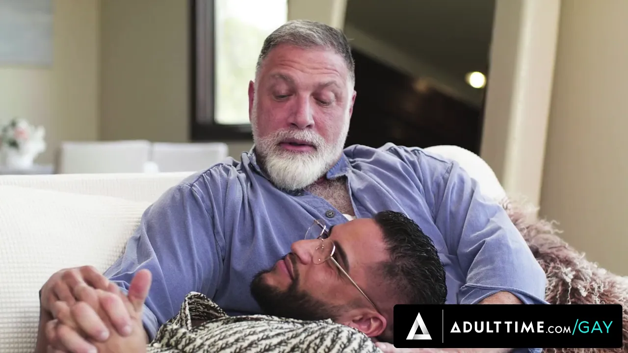 Daddy bear brings tattooed muscle guy home for gay bareback sex
