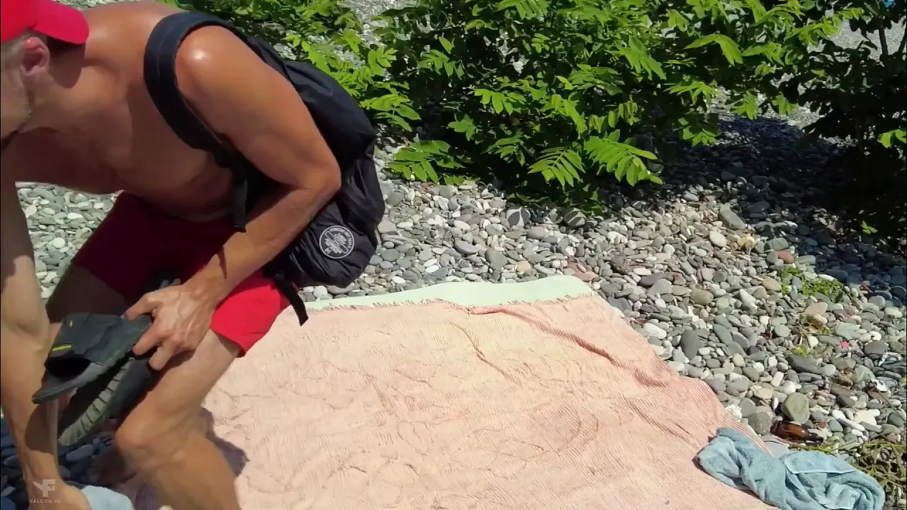 Gay bareback beach hookup ends with cum in the mouth
