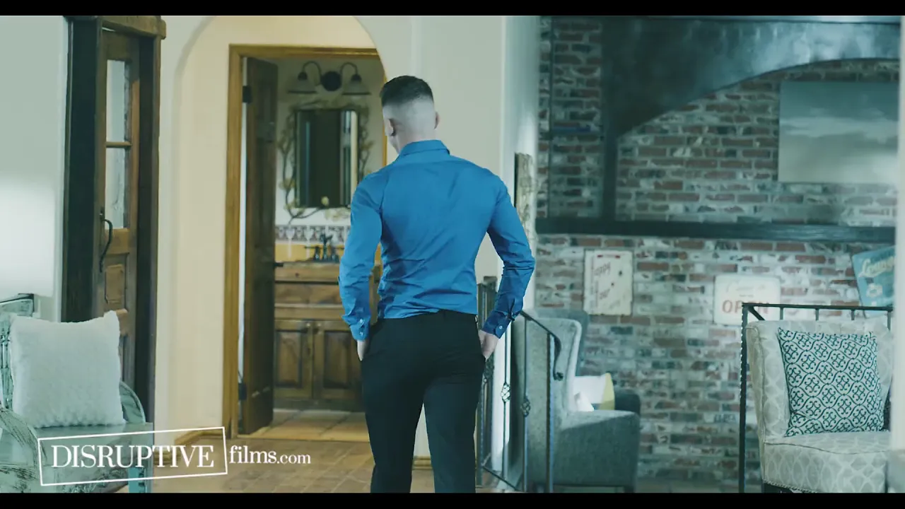 Straight real estate agent fucks hunky gay house buyer bareback before he leaves