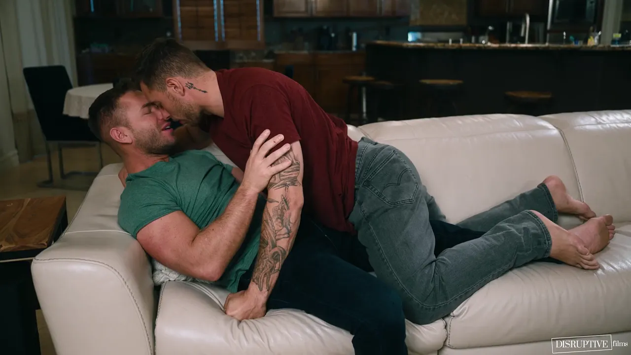Muscle hunk gives blowjob and handjob to cure his bisexual sadness