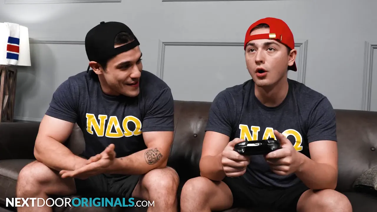 Straight frat boys Masyn Thorne and Andrew Miller camming for extra cash