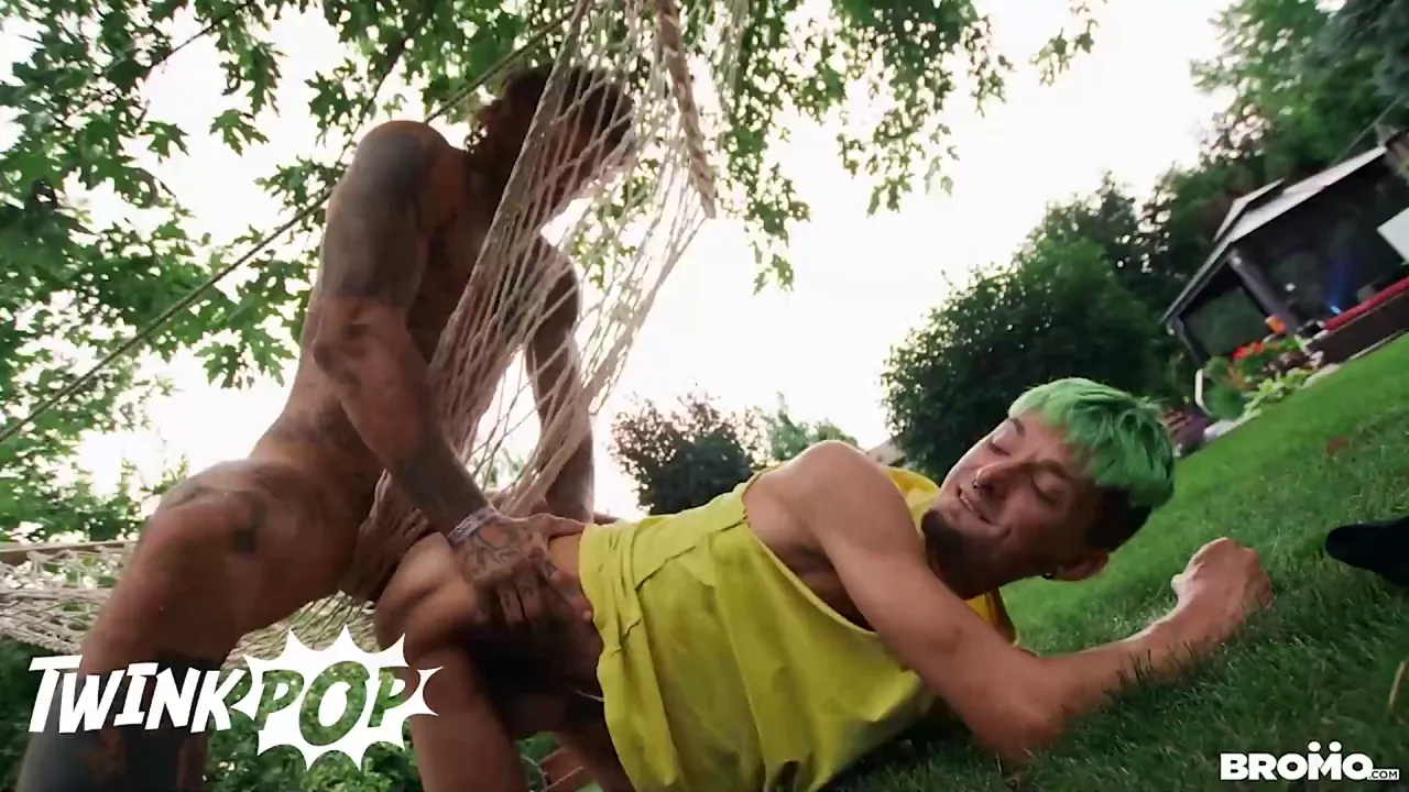 Muscle man Bo Sinn surprises twink Charly Willinsky with his massive cock