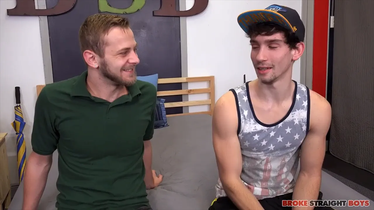 Abram Hoffer fucks Chandler Scott in bareback gay college hookup