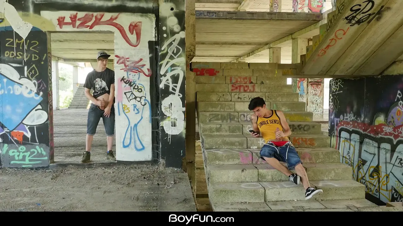 Gay bareback outdoor sex between twinks Antony Carter and Roman Capellini