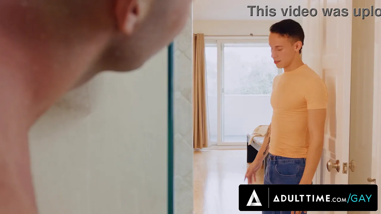 Muscle hunk Lucca Mazzi catches his Latino twink stepbro Des Irez jerking off in the