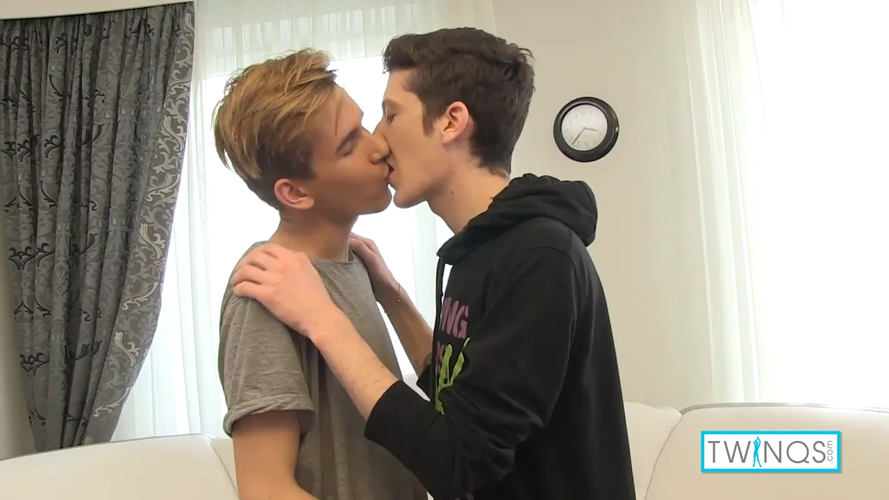 Gay twinks Robyn S and William B have bareback sex with big cocks, blowjobs and cumshots