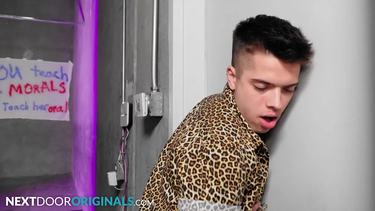 Handsome fratboy doorman bribes cute pledge with a bareback hookup