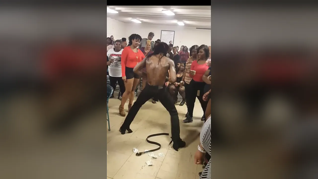 Ebony stripper seduces big BBW in public with a hardcore show