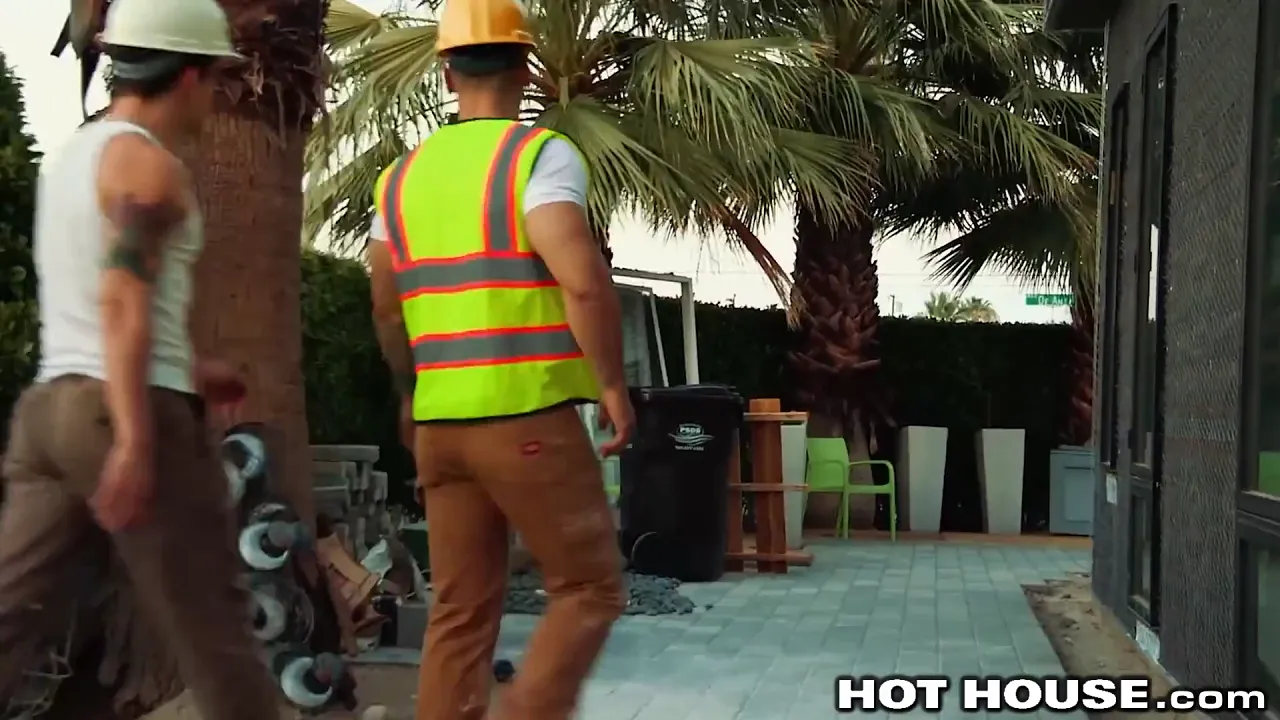Musclebound construction worker Arad Winwin fucks tattooed stud Dakota Payne bareback