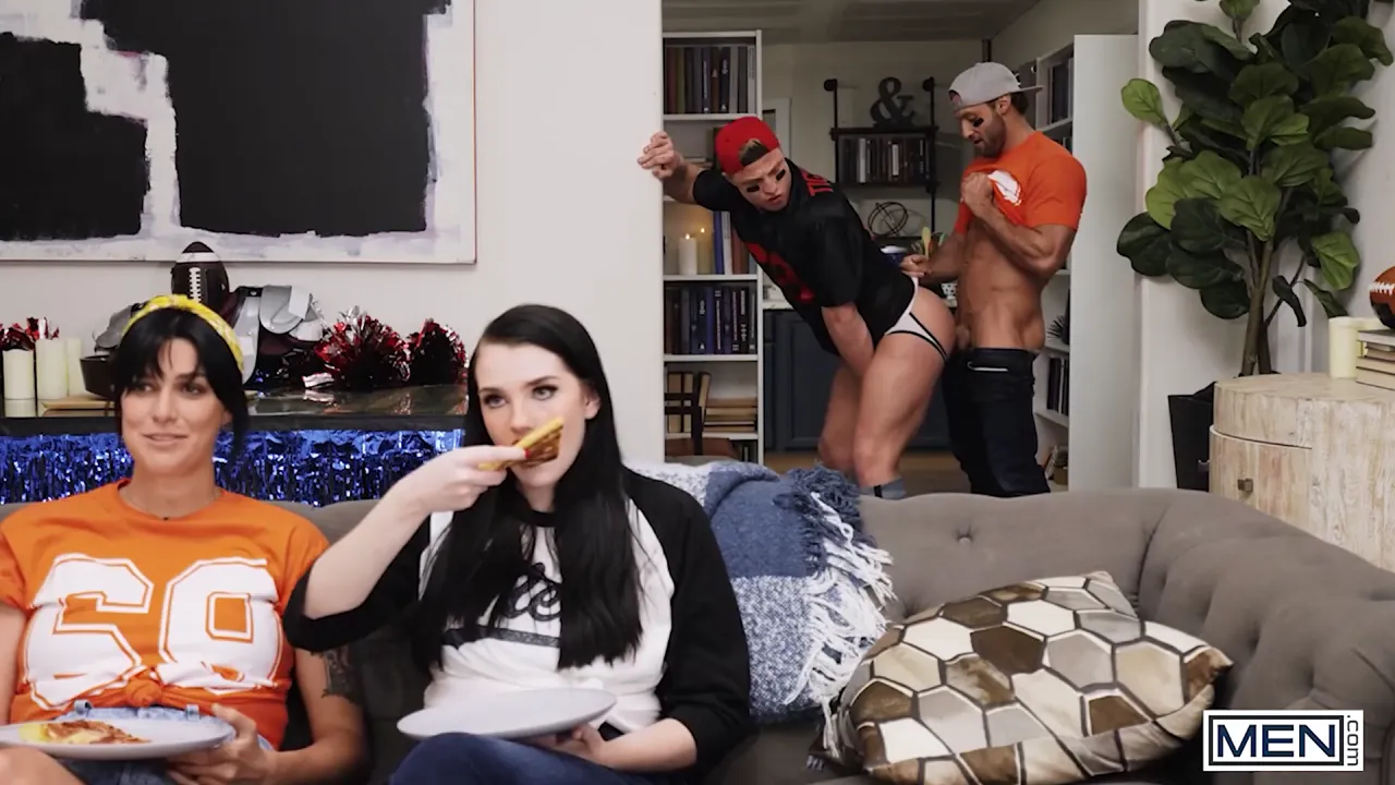 Dom King sticks his big cock through a pizza box for a bareback blowjob from muscle hunks