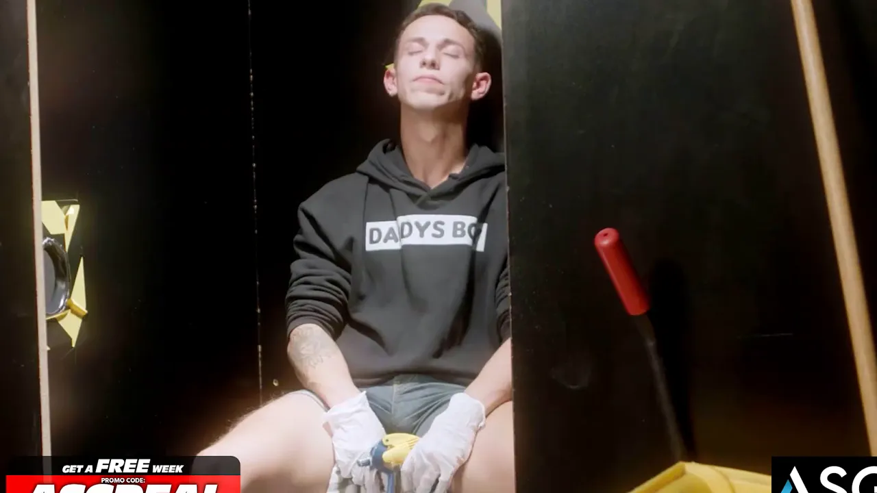 Janitor finds Gloryhole cum and sucks big cock