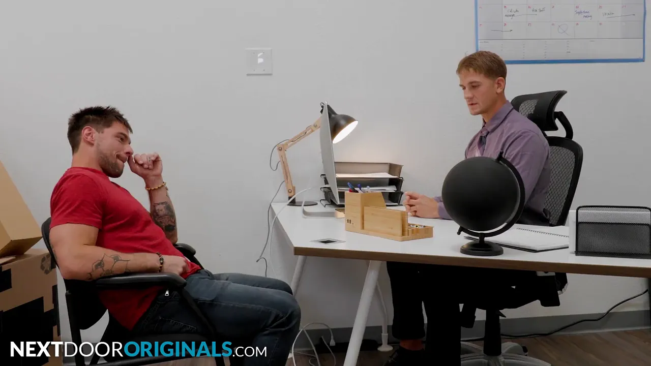 Tattooed daddy gets a distracted blowjob and handjob from muscle jock during virtual