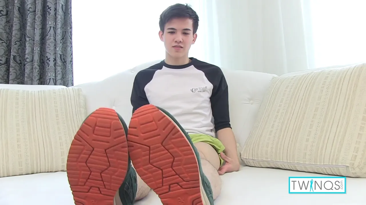 Xander X stretches his pretty hole while jerking off solo