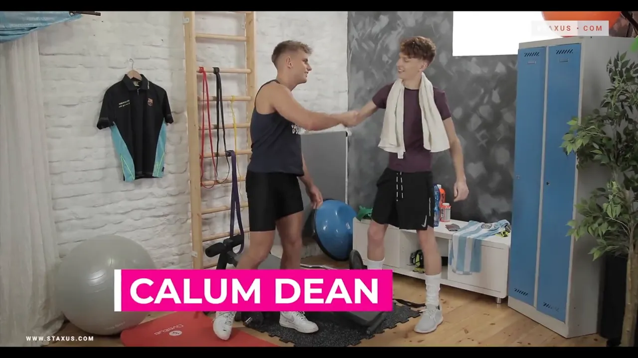 Gay twinks and jocks have bareback sex with big dicks in college home gym