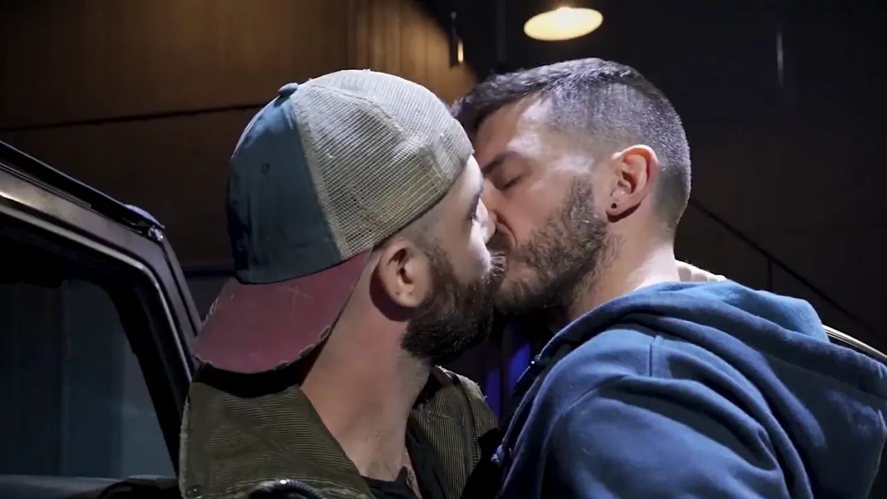 Vander Pulaski gets a raw bareback blowjob and fucked by muscle jocks
