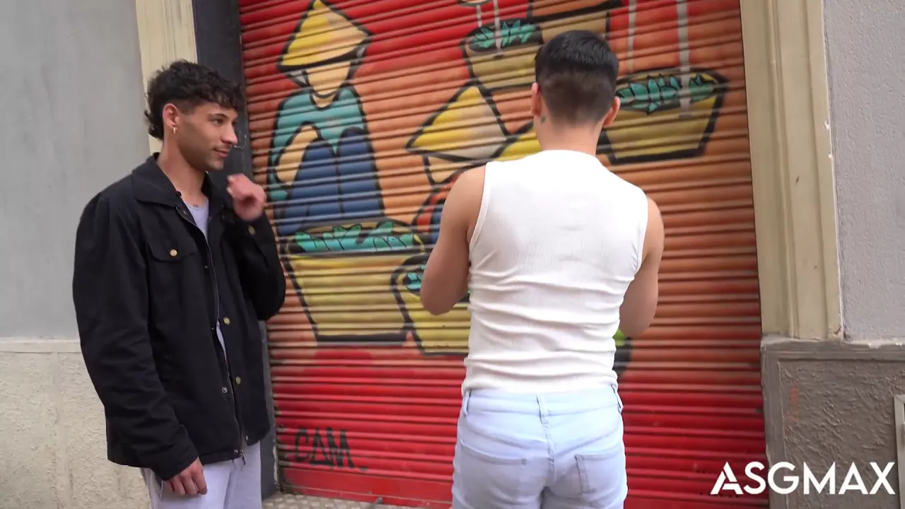 Gay tourist Johnny Hackson gets fucked bareback by hung local Luka in Barcelona