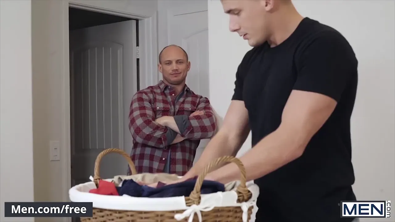 Gay hunks John Magnum and Jake Porter have bareback sex