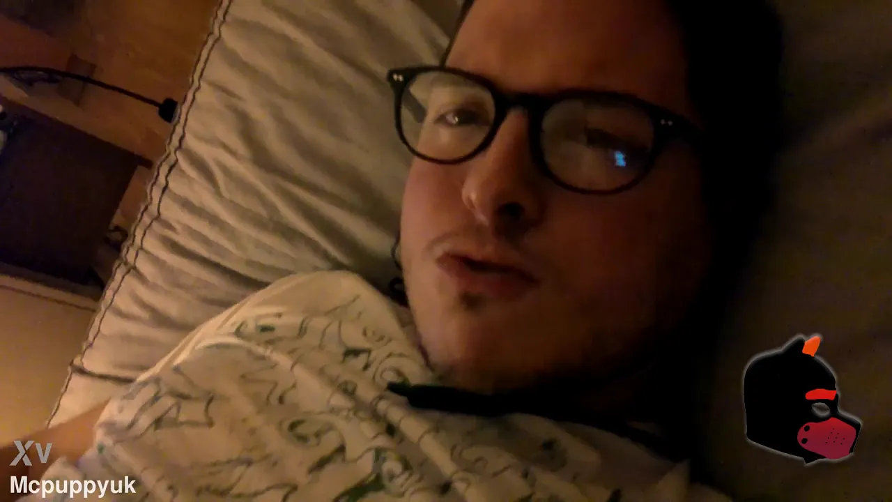 Horny twink jerks off and gives himself a facial