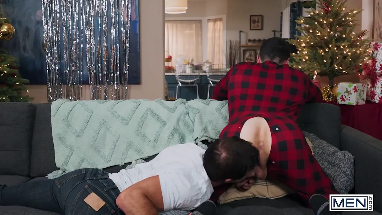 Gay daddy Clark Reid gets fucked by muscle stud Reese Rideout in reality video
