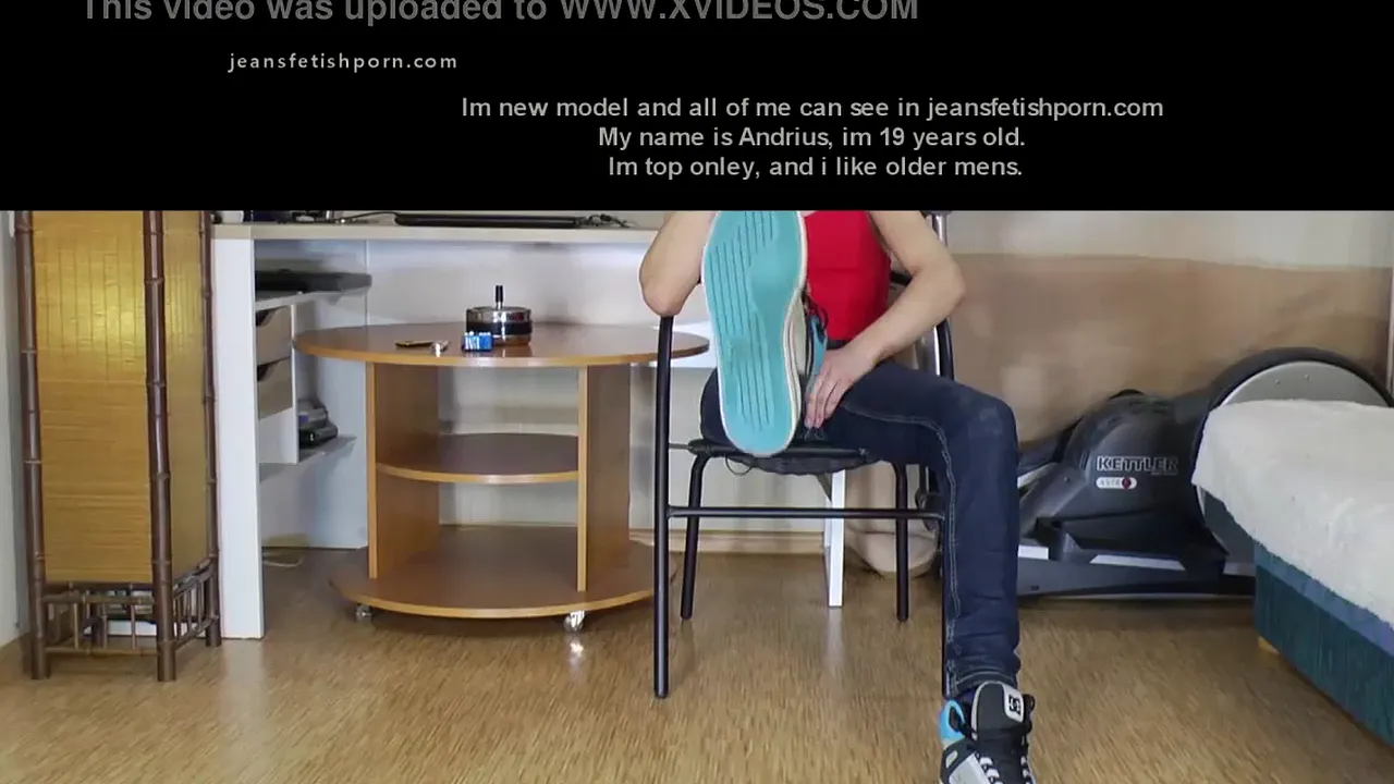 Twink in jeans wanks himself to orgasm